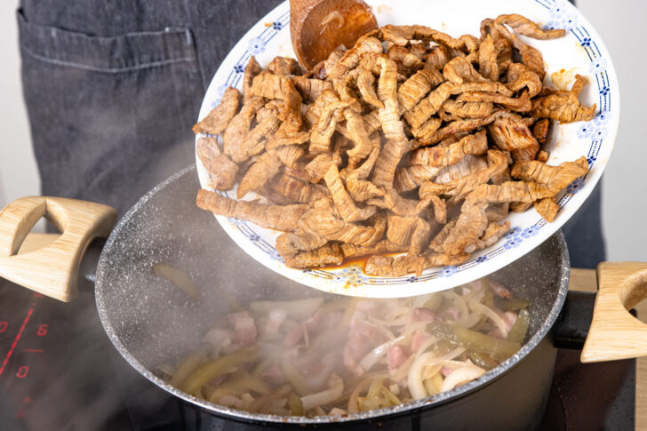 Rindfleisch wieder in den Topf geben