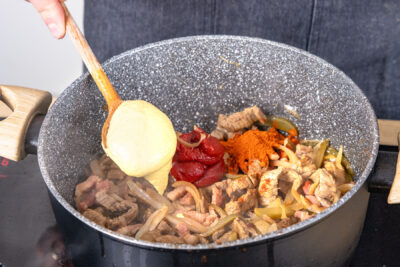 Senf, Tomatenmark und Paprikapulver zum Rouladentopf nach Landfrauen-Art geben