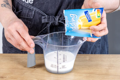 Puddingpulver in etwas Milch anrühren