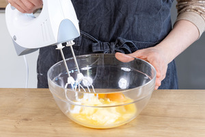 Butter, Eigelbe und Zitronensaft aufschlagen