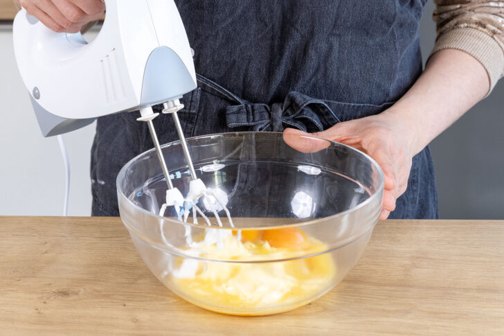 Butter, Eigelbe und Zitronensaft aufschlagen
