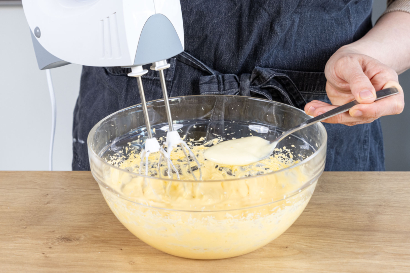 Pudding löffelweise unter die Buttermasse rühren