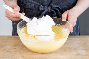 Eischnee unter die Scheckenmasse der Eierschecke heben