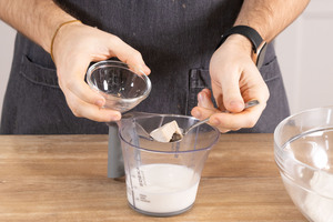 Hefe in Milch auflösen.