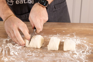 Dampfnudelteig in gleichgroße Stücke schneiden.