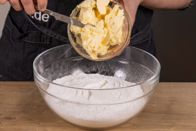 Butter in eine Schüssel geben