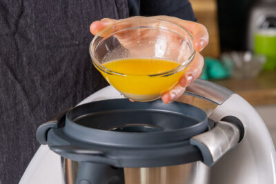 Geschmolzene Butter in den Thermomix® geben