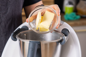 Butter in den Mixtopf geben