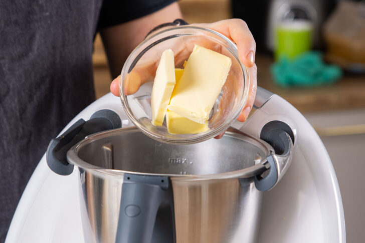 Butter in den Mixtopf geben