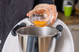 Eigelb in den Mixtopf geben