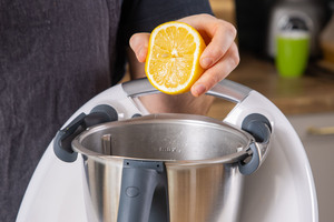 Zitronensaft in den Thermomix® geben
