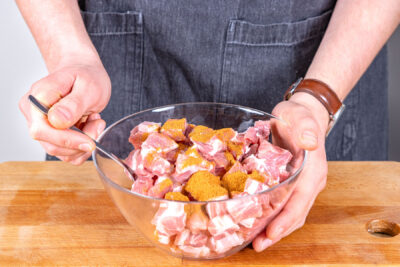 Schweinefleisch mit Schaschlik-Gewürz marinieren