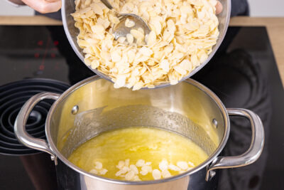 Mandelblättchen unterrühren