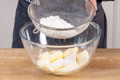Puderzucker zur Butter sieben