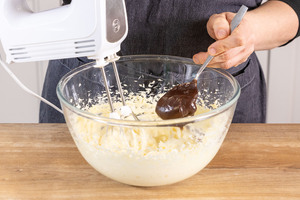 geschmolzene Schokolade zur Buttermasse geben
