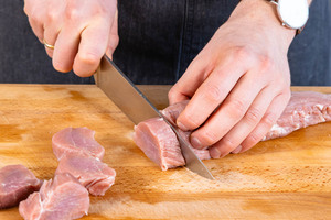Schweinefilet schneiden