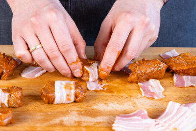 Marinierte Schweinemedallions in Bacon wickeln