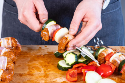 Zutaten für Schweinefilet-Spieße aufspießen
