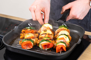 Schweinefilet-Spieße braten