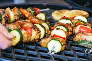 Schweinefilet-Spieße grillen
