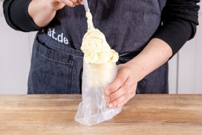 Sahne-Creme in einen Spritzbeutel füllen