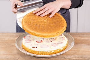 zweiten Boden auf die Erdbeer-Creme-Schicht legen
