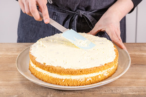 Creme auf dem zweiten Boden verstreichen