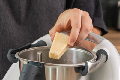 Parmesan in den Thermomix® geben