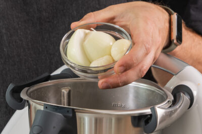 Zwiebeln und Knoblauch in den Thermomix® geben