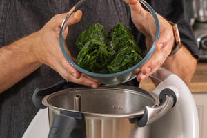 tiefgefrorenen Blattspinat in den Thermomix® geben