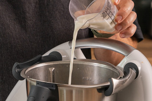 Milch in den Thermomix® geben