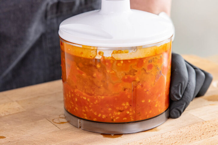 Fermentierte Chilis pürieren