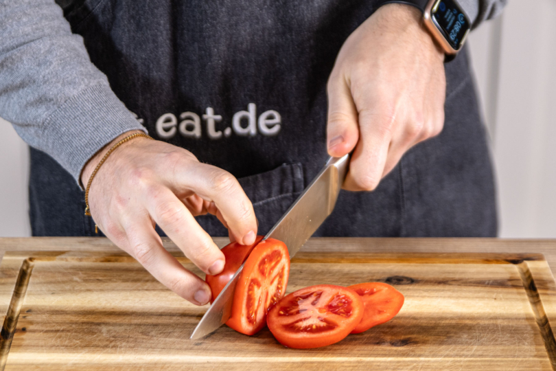 Tomate in Scheiben schneiden