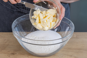 lauwarme Butter in die Schüssel geben
