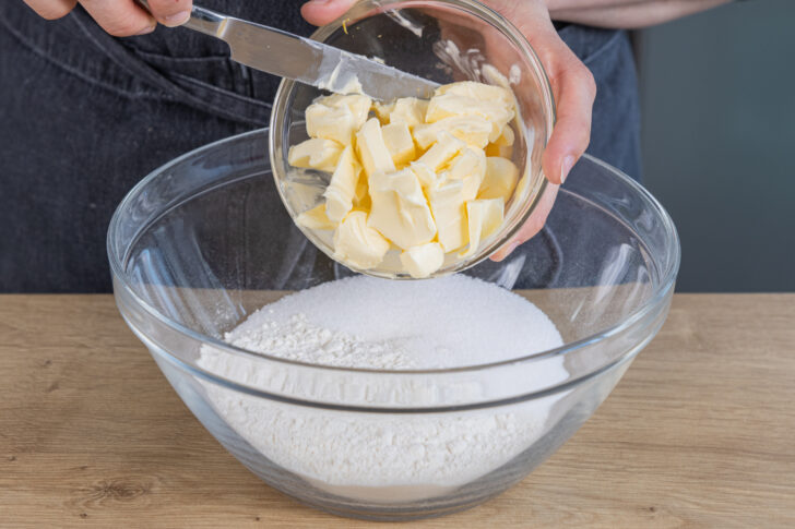 lauwarme Butter in die Schüssel geben