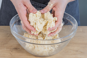 Mehl, Salz, Zucker und Butter miteinander verkneten