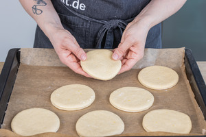 Hefetaler auf einem Backblech verteilen