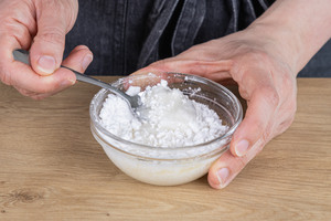 Puderzucker mit dem Zitronensaft vermischen