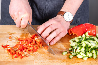 Spitzpaprika sowie Gurke würfeln