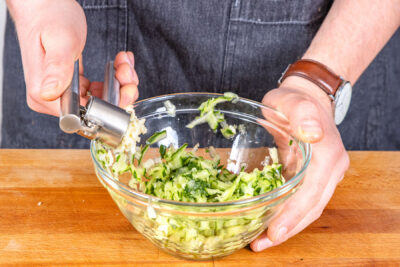 Knoblauch zur Gurke pressen