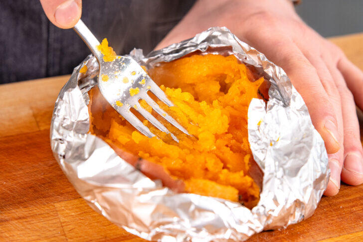heiße Süßkartoffeln mit Gabel auflockern