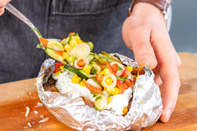 Süßkartoffel-Kumpir mit Salat füllen