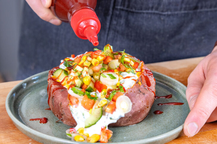 Süßkartoffel-Kumpir mit Sriracha-Soße verfeinern
