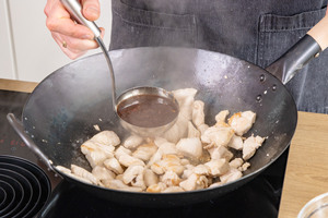 Teriyaki Sauce zum Chicken geben