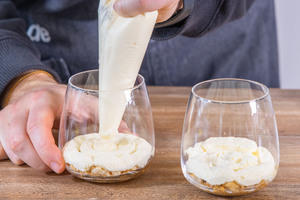 Creme in Gläser füllen