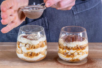 Tiramisu mit Kakao bestreuen