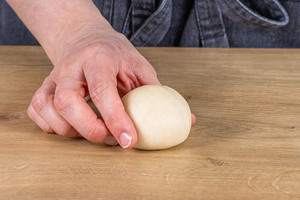 Tortillateig zu Kugeln formen