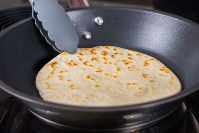 Tortillas in der Pfanne ausbacken