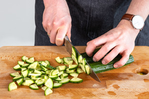 Salatgurke klein schneiden