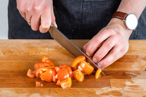 Tomaten in mundgerechte Stücke schneiden